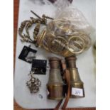 A SELECTION OF BRASS AND METAL WARE TO INCLUDE BRASS DRAWER HANDLES AND VINTAGE BINOCULARS ETC