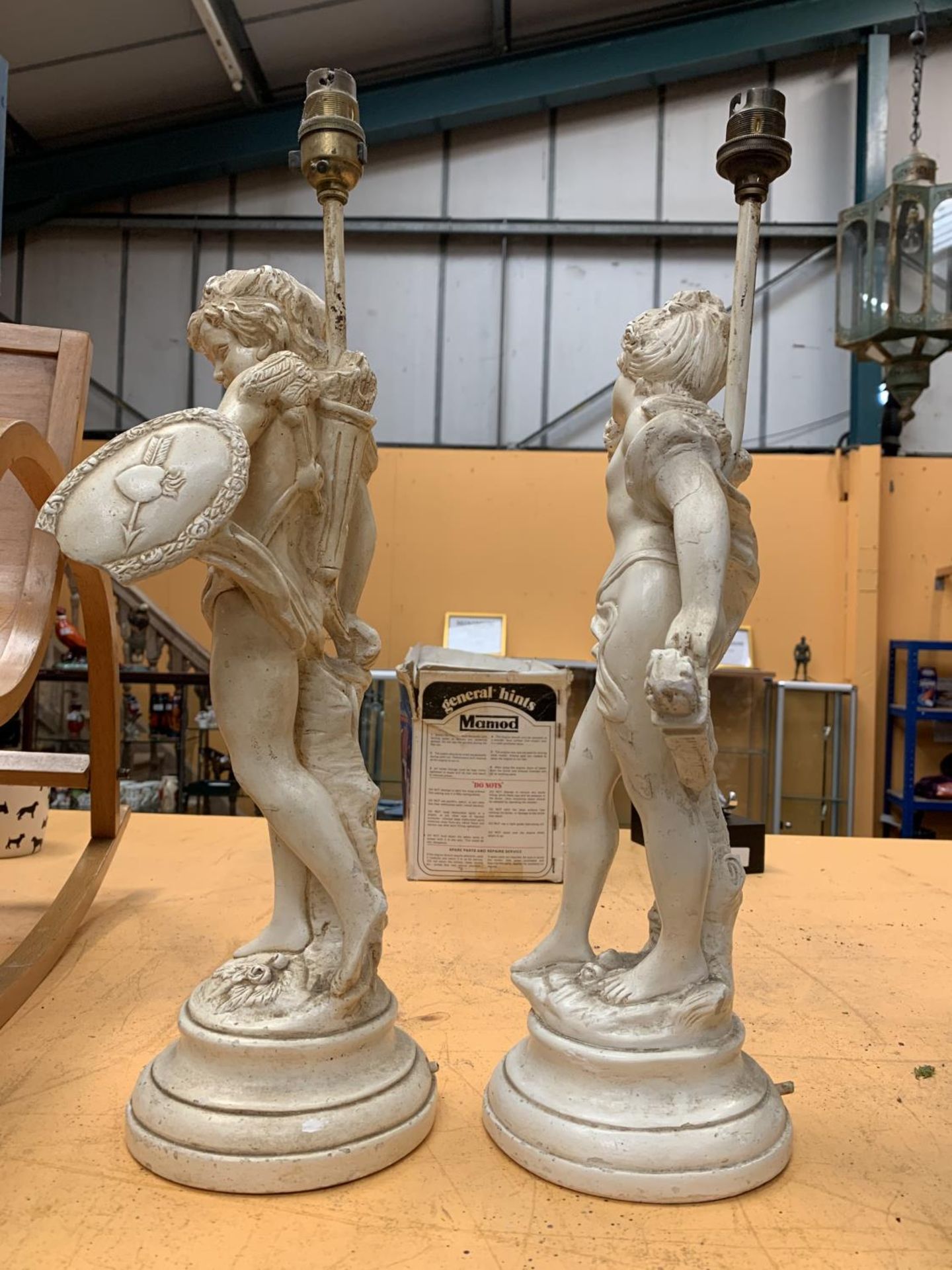 A PAIR OF VINTAGE PLASTER LAMP BASES IN THE FORM OF CHERUBS (A/F) - Image 4 of 4