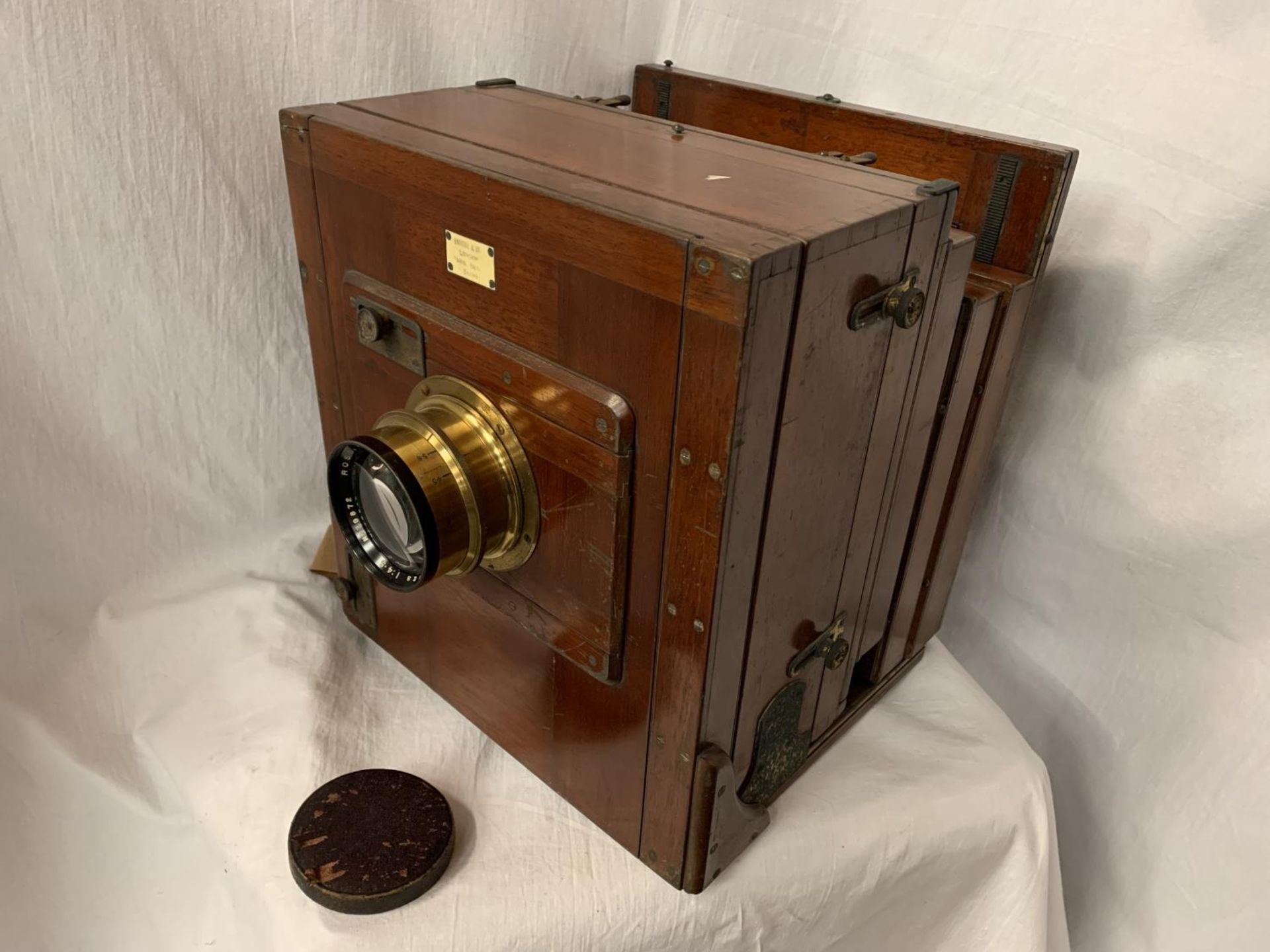 A LARGE MAHOGANY ENROS & CO VINTAGE CAMERA WITH BRASS DETAIL 31CM X 35CM X 29CM - Image 6 of 8