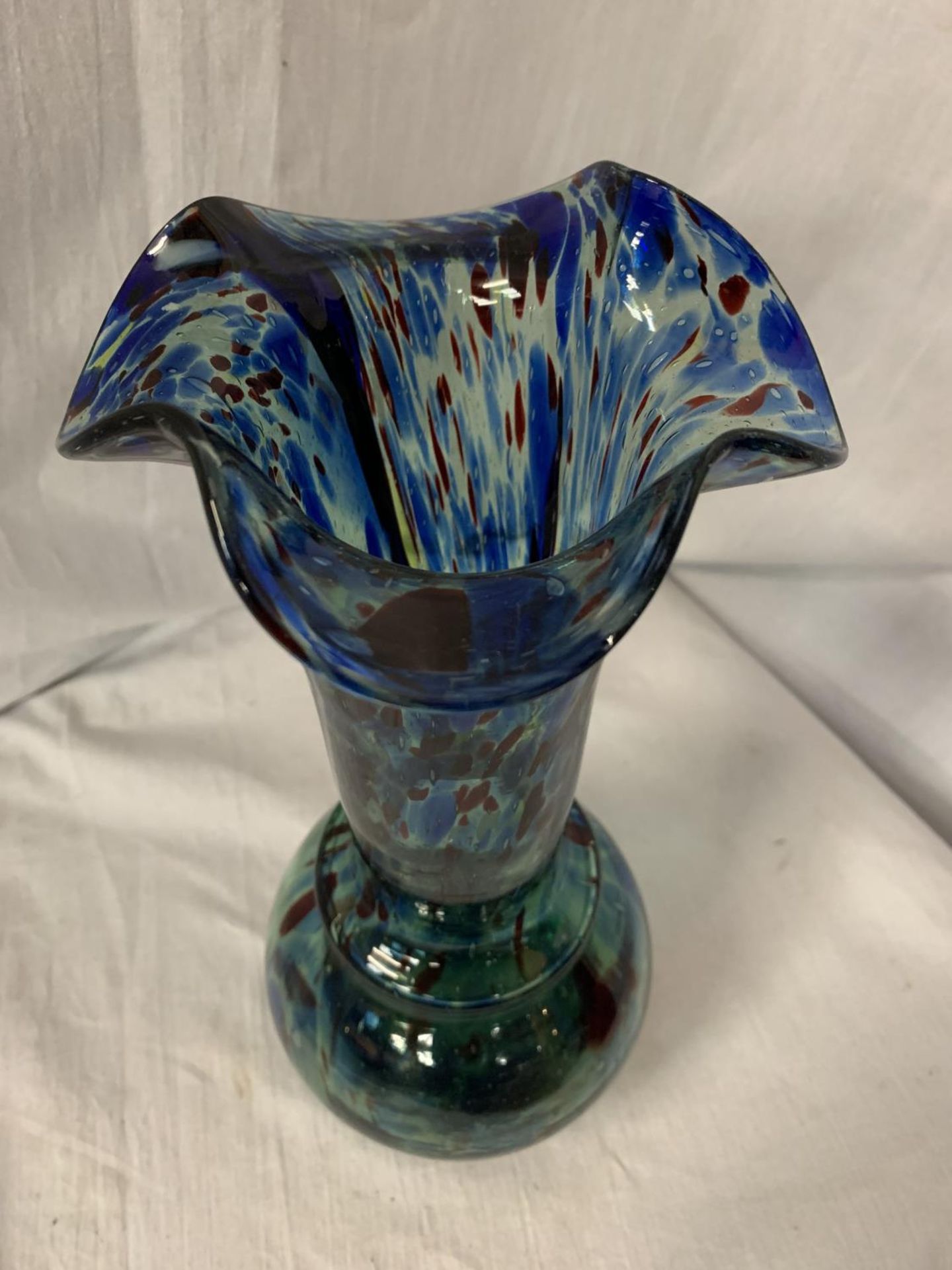 A COLOURFUL MURANO STYLE VASE H: 33CM - Image 4 of 4
