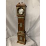 A SMALL VINTAGE OAK REPLICA GRANDMOTHER CLOCK WITH BRASS DETAIL H: APPROXIMATELY 75CM