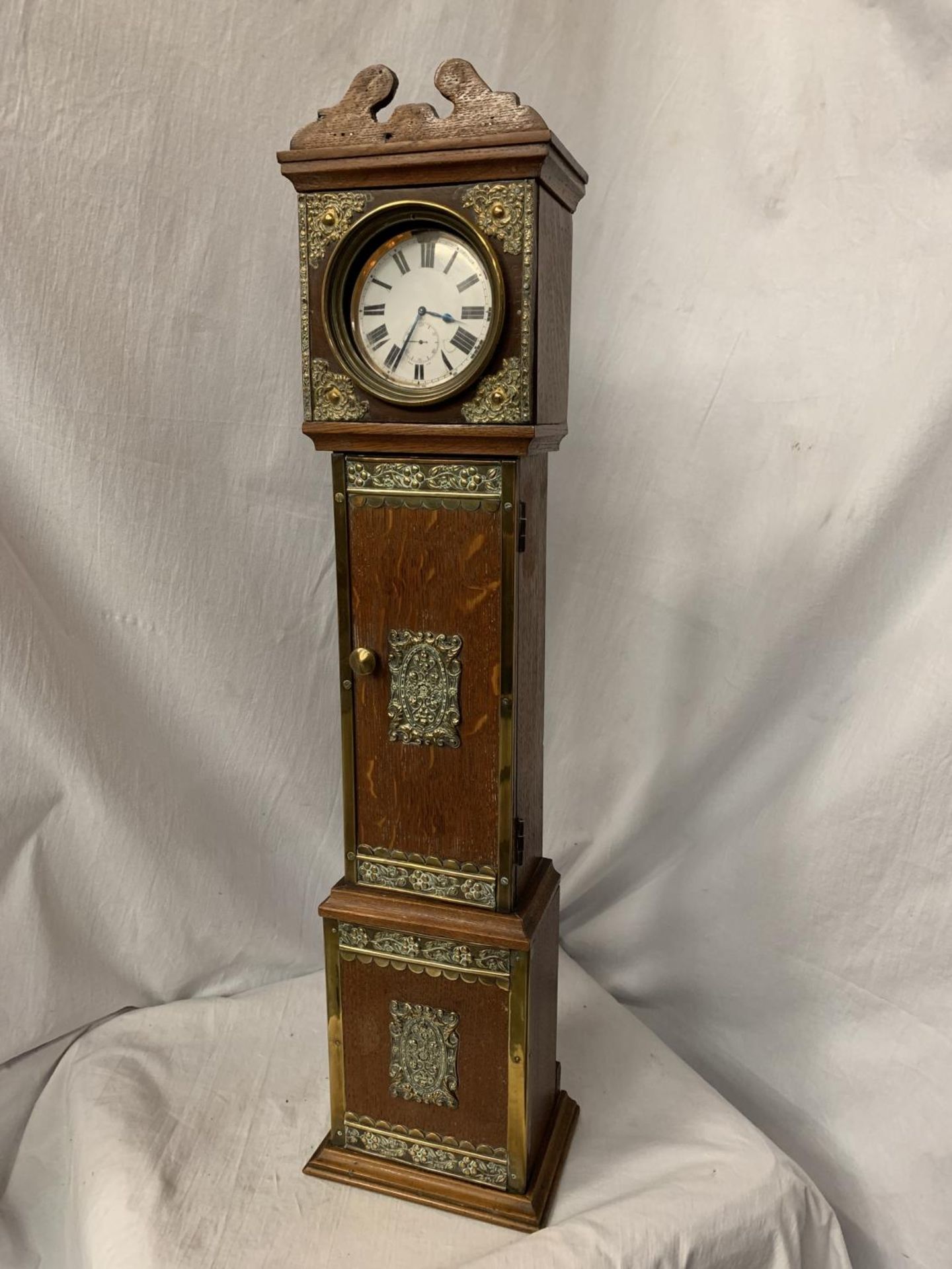 A SMALL VINTAGE OAK REPLICA GRANDMOTHER CLOCK WITH BRASS DETAIL H: APPROXIMATELY 75CM