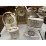 A COLLECTION OF FIVE MANTEL CLOCKS TO INCLUDE A HOWARD & MILLER ANNIVERSARY CLOCK, A WEDGWOOD "