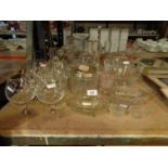 A QUANTITY OF GLASSWARE TO INCLUDE A MODERN GLASS ICE BUCKET, SIX DECORATIVE BRANDY BALLOONS ETC