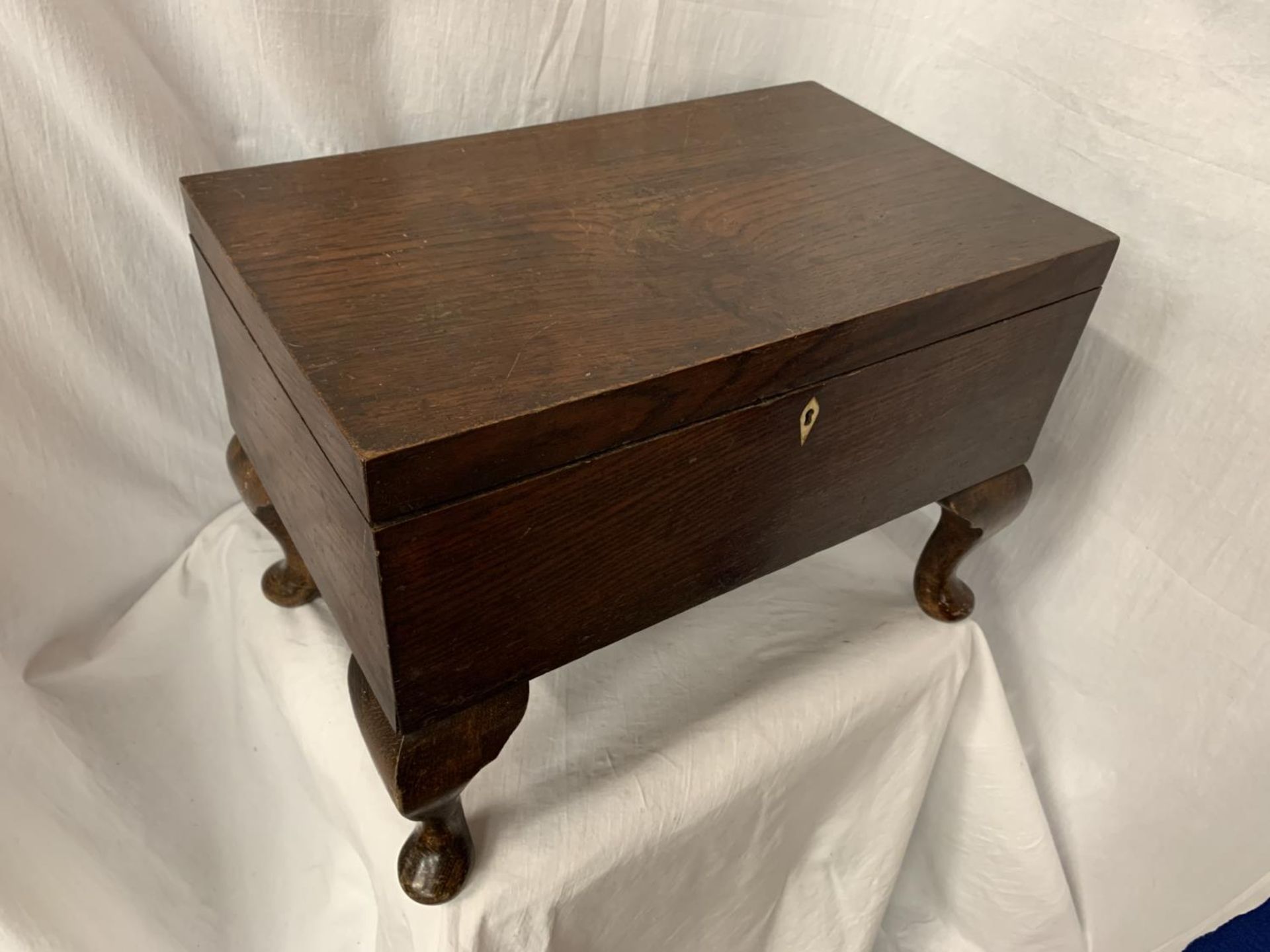 A VINTAGE MAHOGANY SEWING BOX TO INCLUDE THE CONTENTS OF A LARGE QUANTITY OF SEWING RELATED ITEMS H: