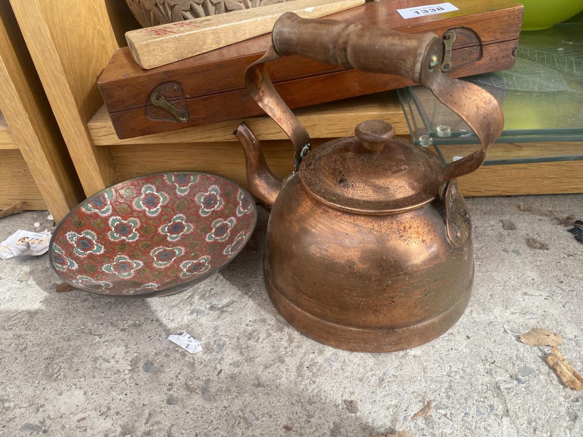 AN ASSORTMENT OF ITEMS TO INCLUDE A COPPER KETTLE, A TREEN BOX AND PURSES ETC - Image 4 of 4