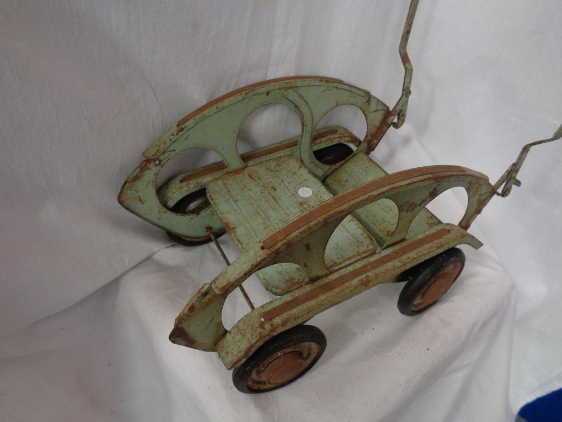 A VINTAGE FOLDAWAY DOLL'S PUSH CHAIR - Image 2 of 2