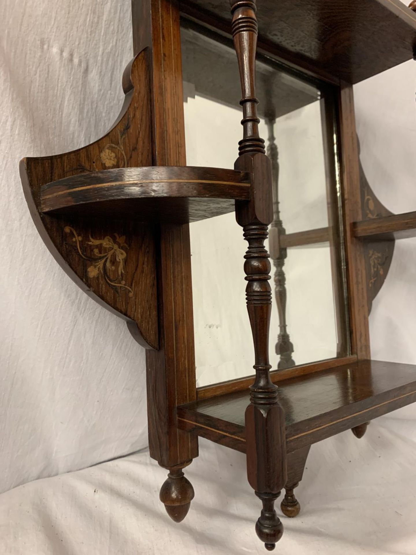 A VINTAGE MAHOGANY HALL MIRROR SHELF WITH FINIALS AND INLAY 61CM X 45.5CM - Image 3 of 4