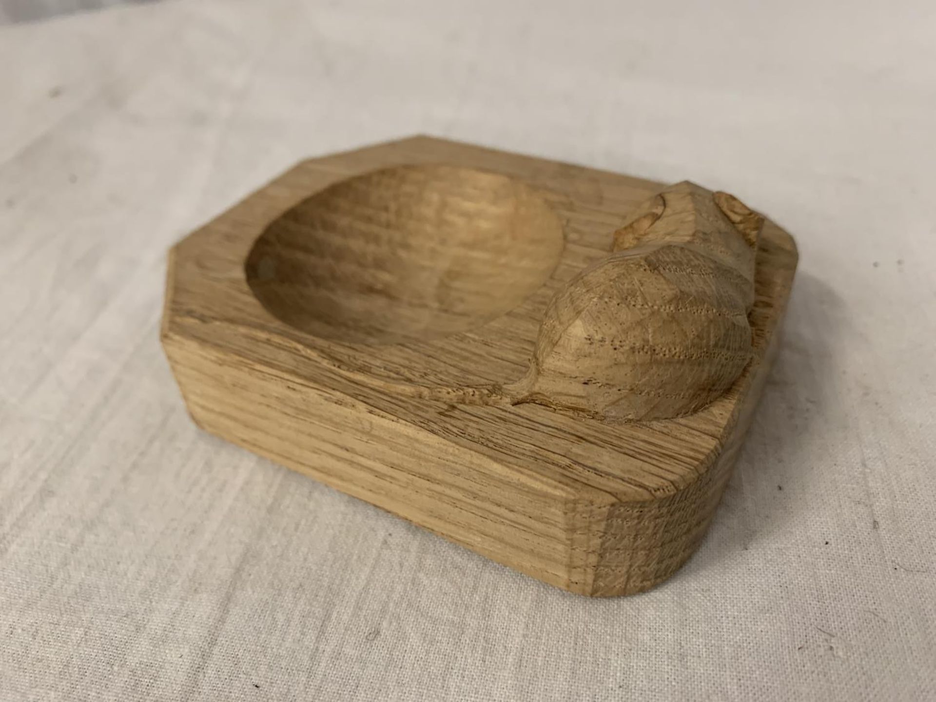 A ROBERT THOMPSON "MOUSEMAN" CARVED OAK TRINKET/ ASH TRAY WITH MOUSE INSIGNIA - Image 3 of 4