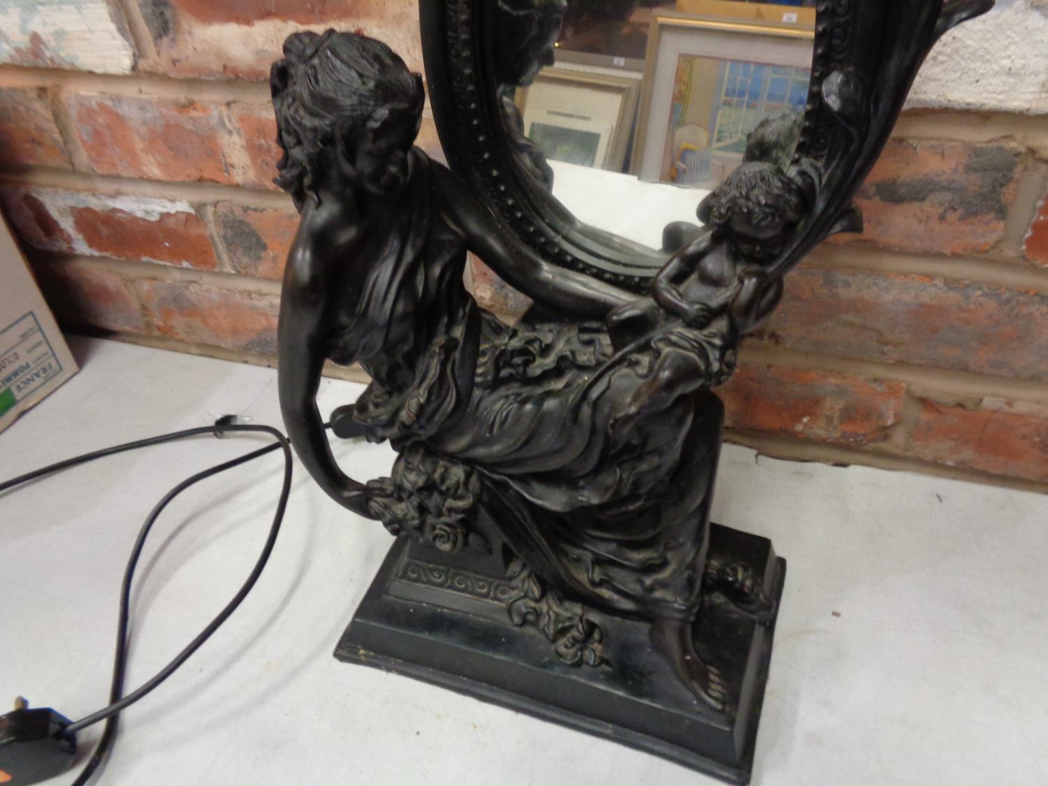 A VINTAGE COMPOSITE LAMP BASE IN THE FORM OF A MOTHER AND CHILD AND INCORPORATING AN OVAL MIRROR H: - Bild 3 aus 4