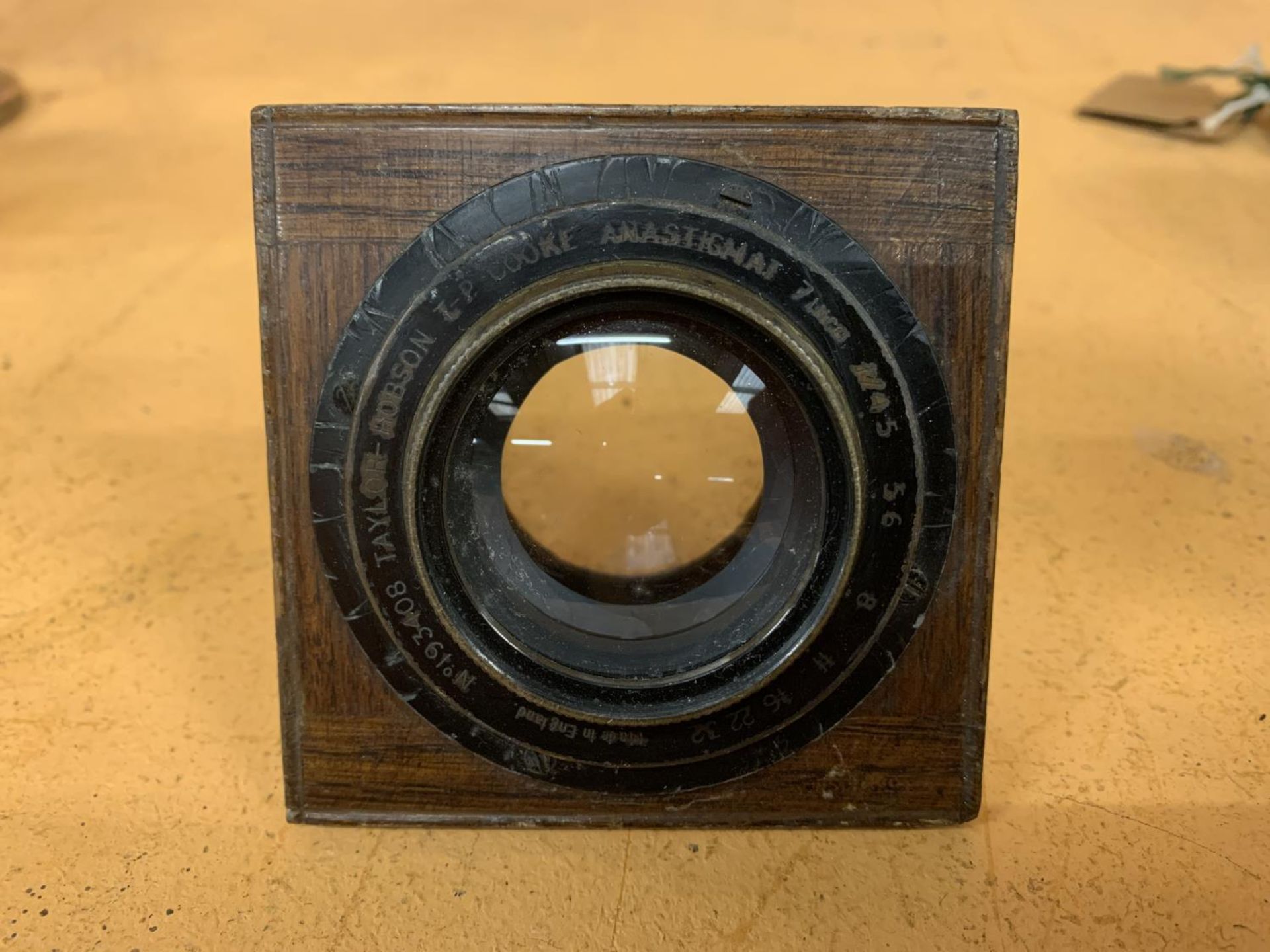 A VINTAGE COOKE ANASTIGMAT 7 INCH TAYLOR HOBSON NO 193408 CAMERA LENS IN WOODEN SURROUND - Image 3 of 3