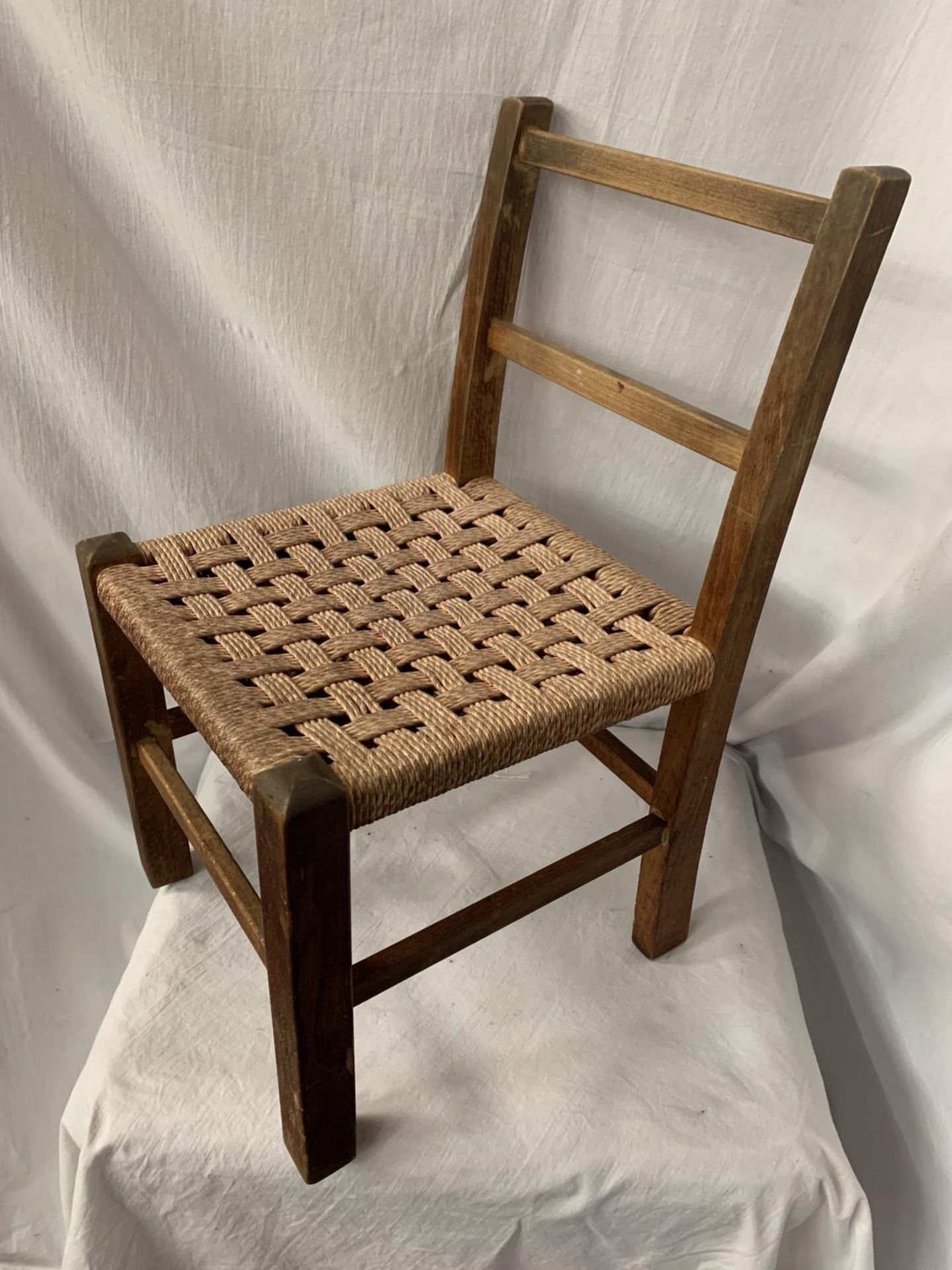 A CHILD'S RUSH SEATED WOODEN CHAIR - Image 2 of 3