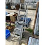 A GROUP OF FOUR LADDERS TO INCLUDE A BLACK AND DECKER 3 IN 1 LADDER, A WHITE TUBULAR METAL FOUR RUNG