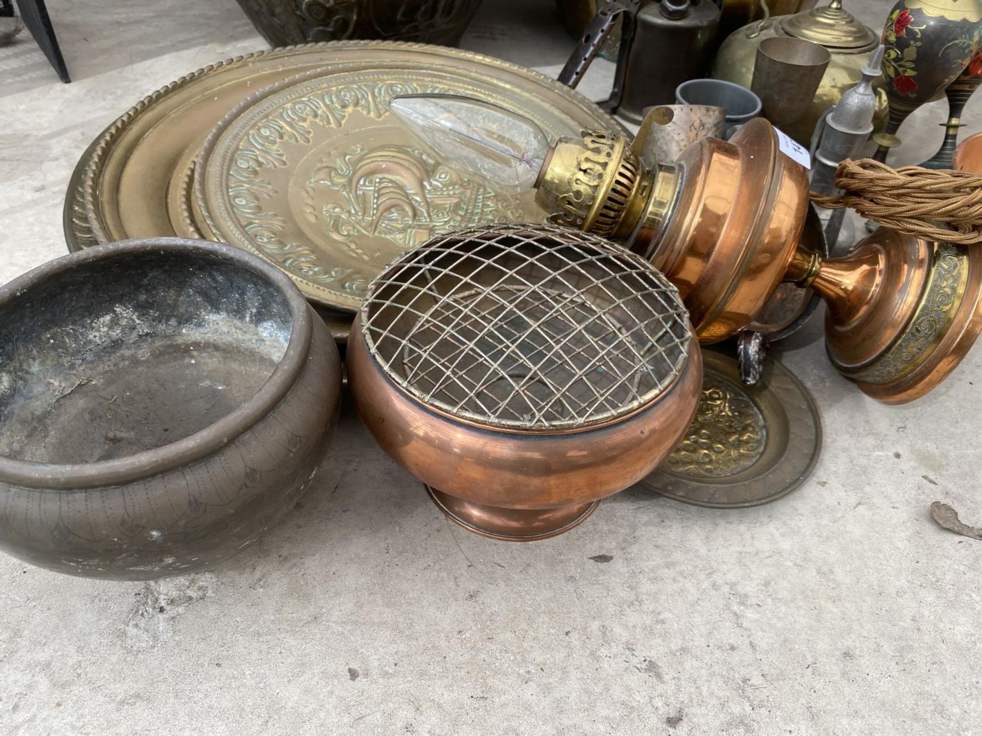 A LARGE QUANTITY OF BRASS WARE TO INCLUDE CHARGERS, AN OIL LAMP AND PLANTERS ETC - Image 4 of 4