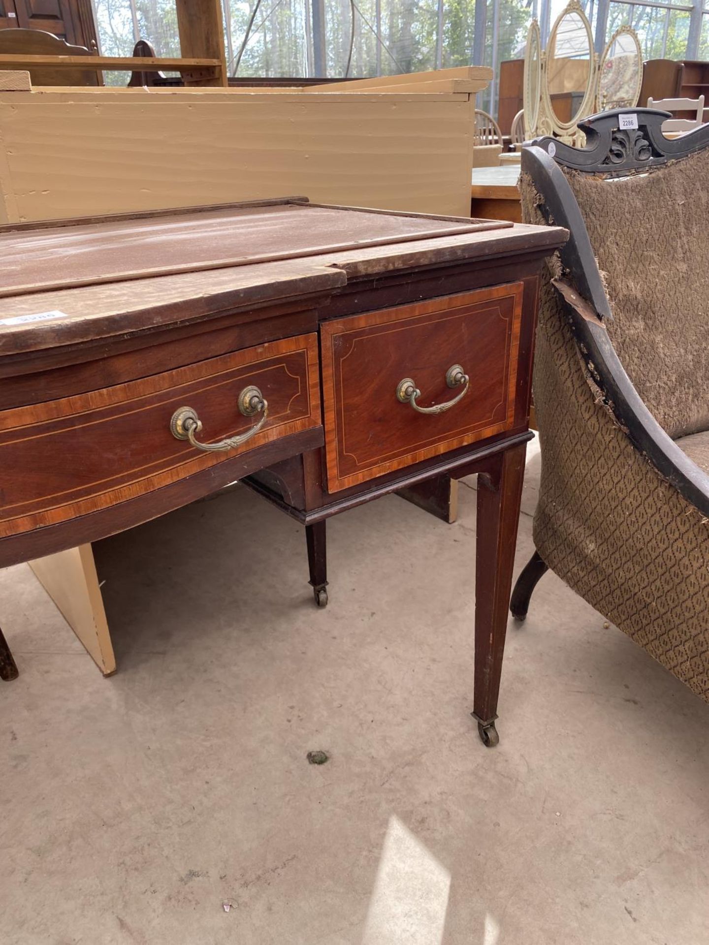 AN EDWARDIAN AND MAHOGANY INLAY DESK ON TAPERED LEGS AND SPADE FEET - Image 3 of 5