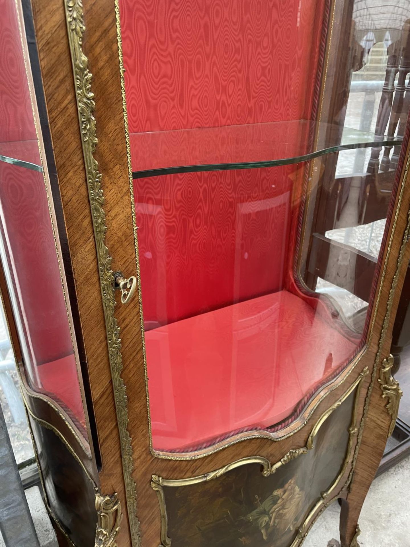 A LOUIS XVI STYLE WALNUT BOWFRONTED DISPLAY CABINET WITH PAINTED PANELS AND APPLIED GILT METAL - Image 4 of 8