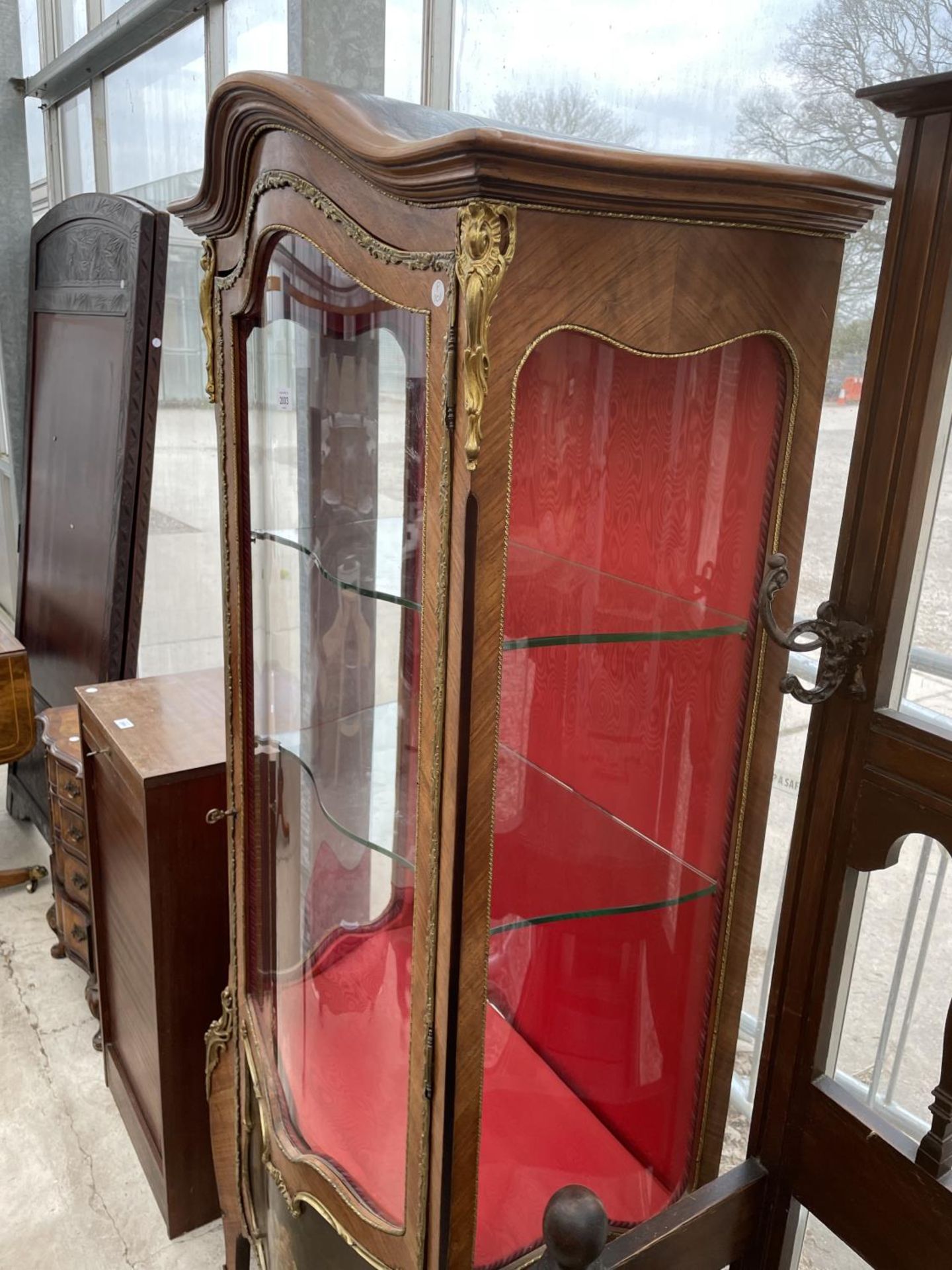 A LOUIS XVI STYLE WALNUT BOWFRONTED DISPLAY CABINET WITH PAINTED PANELS AND APPLIED GILT METAL - Image 7 of 8