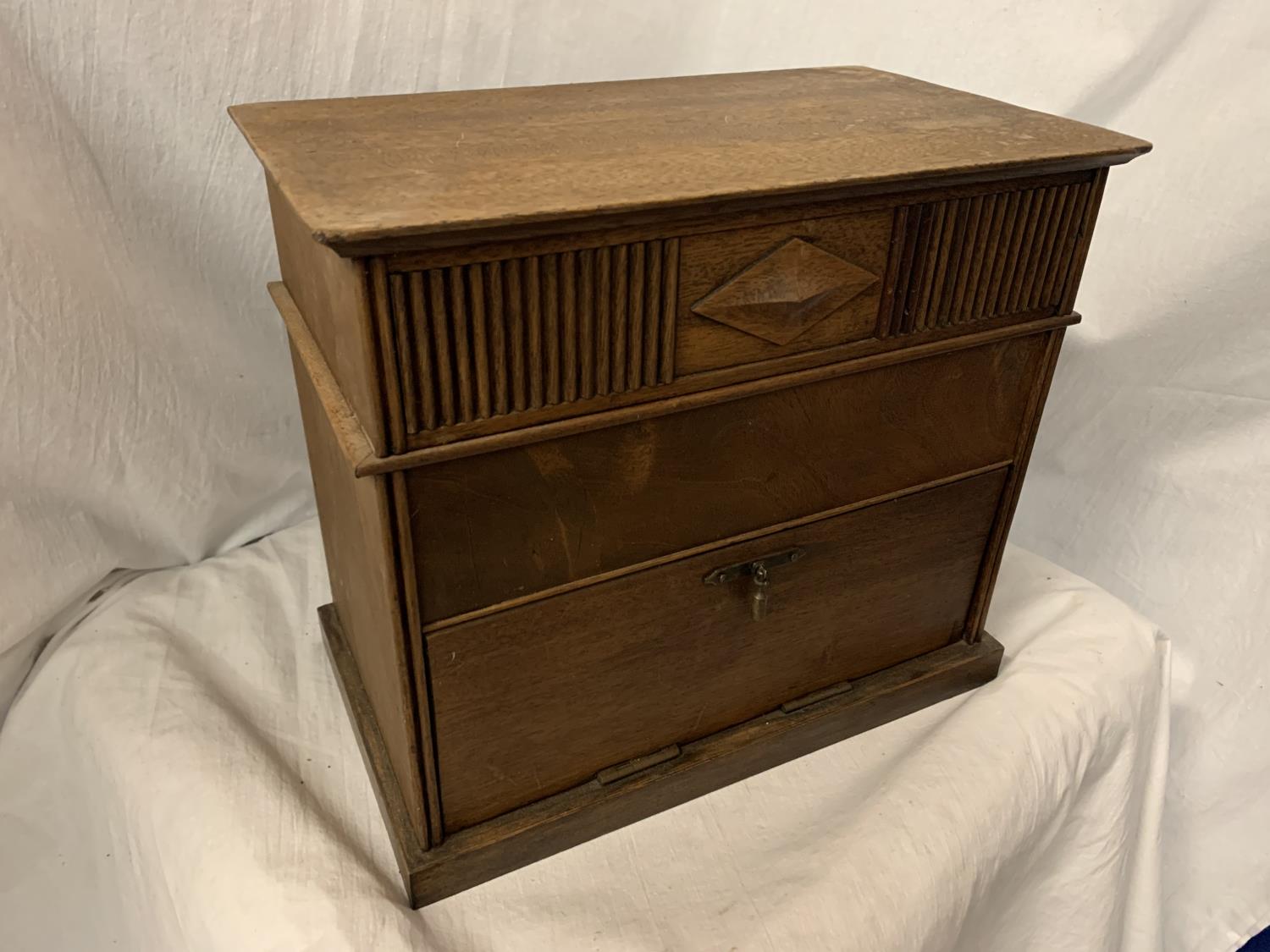 AN ARTS AND CRAFTS STYLE OAK TABLE TOP BOX ENCLOSING THREE DIVISIONS AND A DROP LEAF CUPBOARD 28CM X - Image 2 of 4