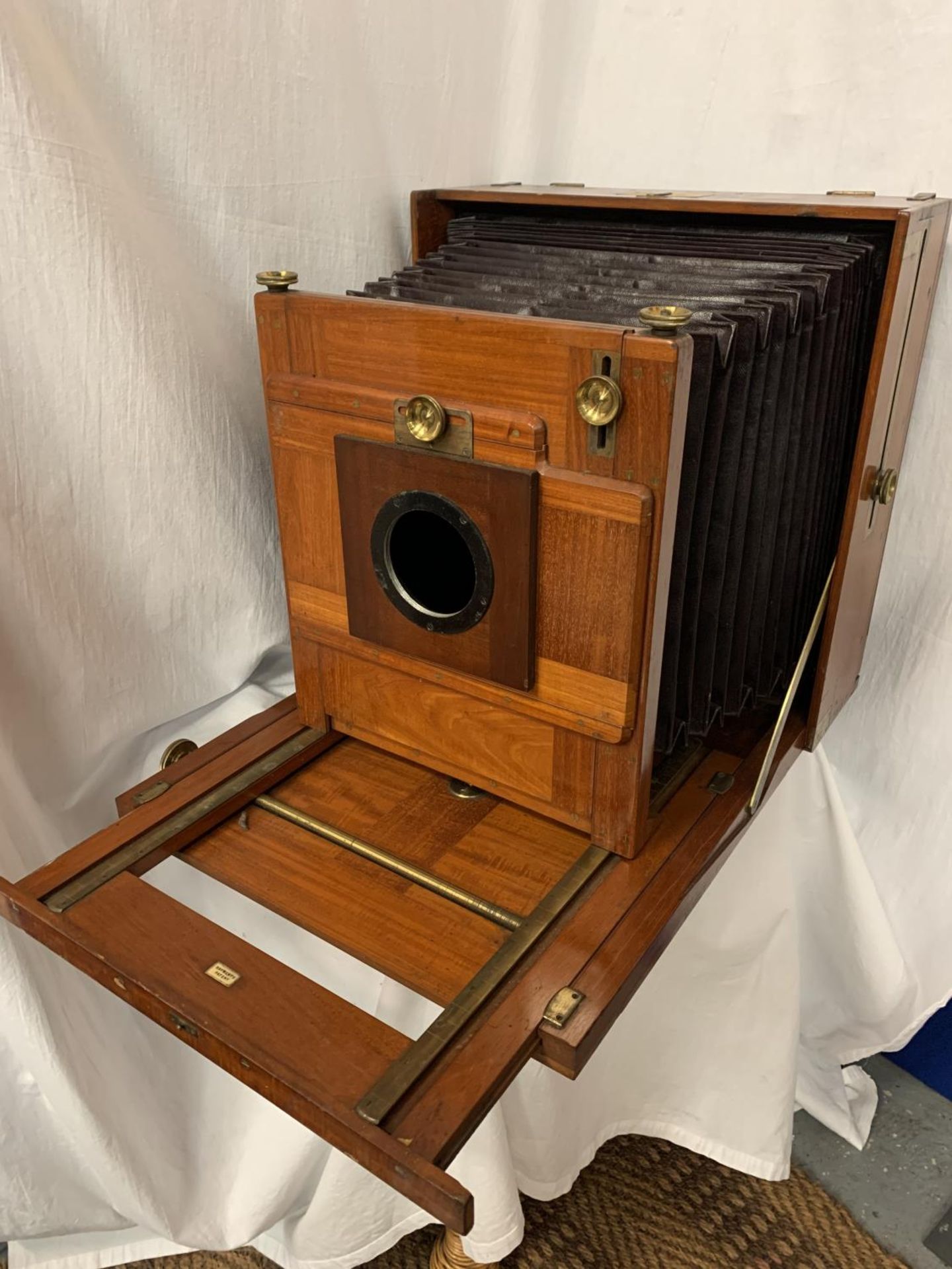 A LARGE STEREOSCOPIC & CO LTD MAHOGANY AND BRASS CAMERA (WITHOUT LENS) - Image 2 of 7