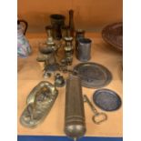 A COLLECTION OF BRASSWARE TO INCLUDE A VINTAGE BRASS SPRAYER, GOBLETS ORNAMENTS AND A PEWTER TANKARD