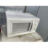 A WHITE DAEWOO MICROWAVE OVEN BELIEVED IN WORKING ORDER BUT NO WARRANTY