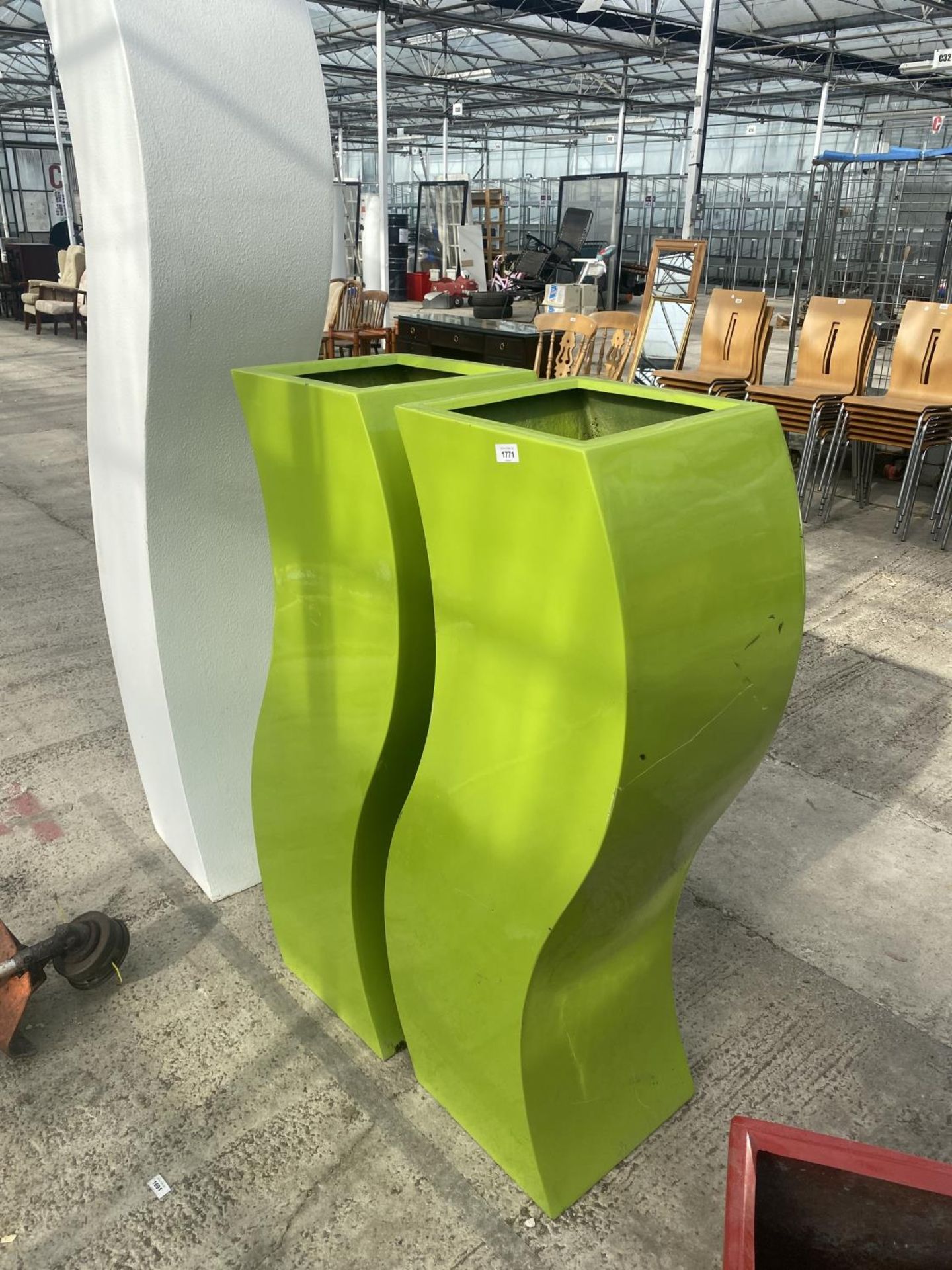 A PAIR OF UNUSUAL TALL AND CURVED DECORATIVE GREEN PLASTIC PLANTERS (H:120CM) - Image 5 of 5