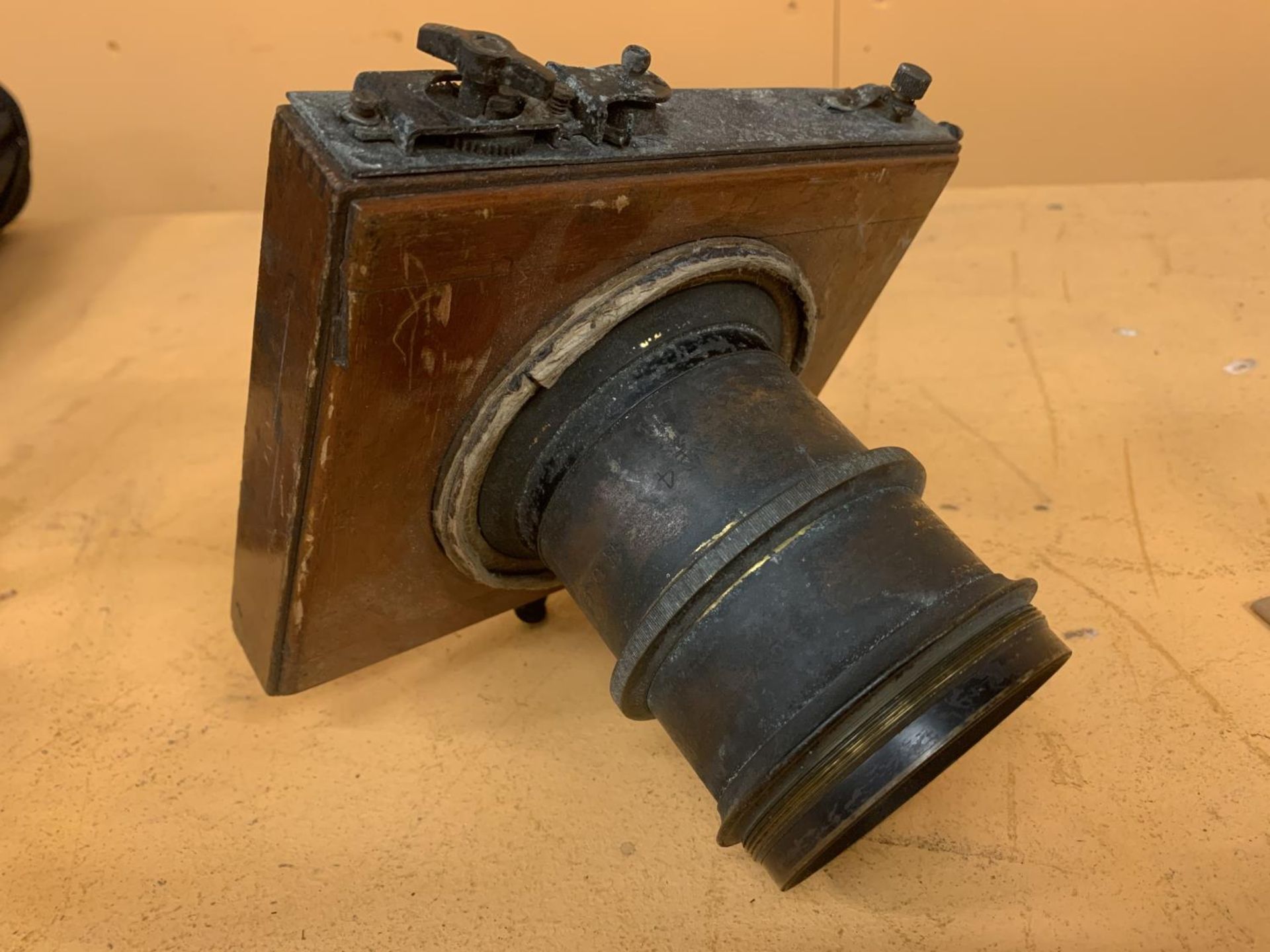 A VINTAGE BUSCH'S PORTRAIT APLANAT NO4 BRASS CAMERA LENS WITH WOODEN FRAME - Image 2 of 3