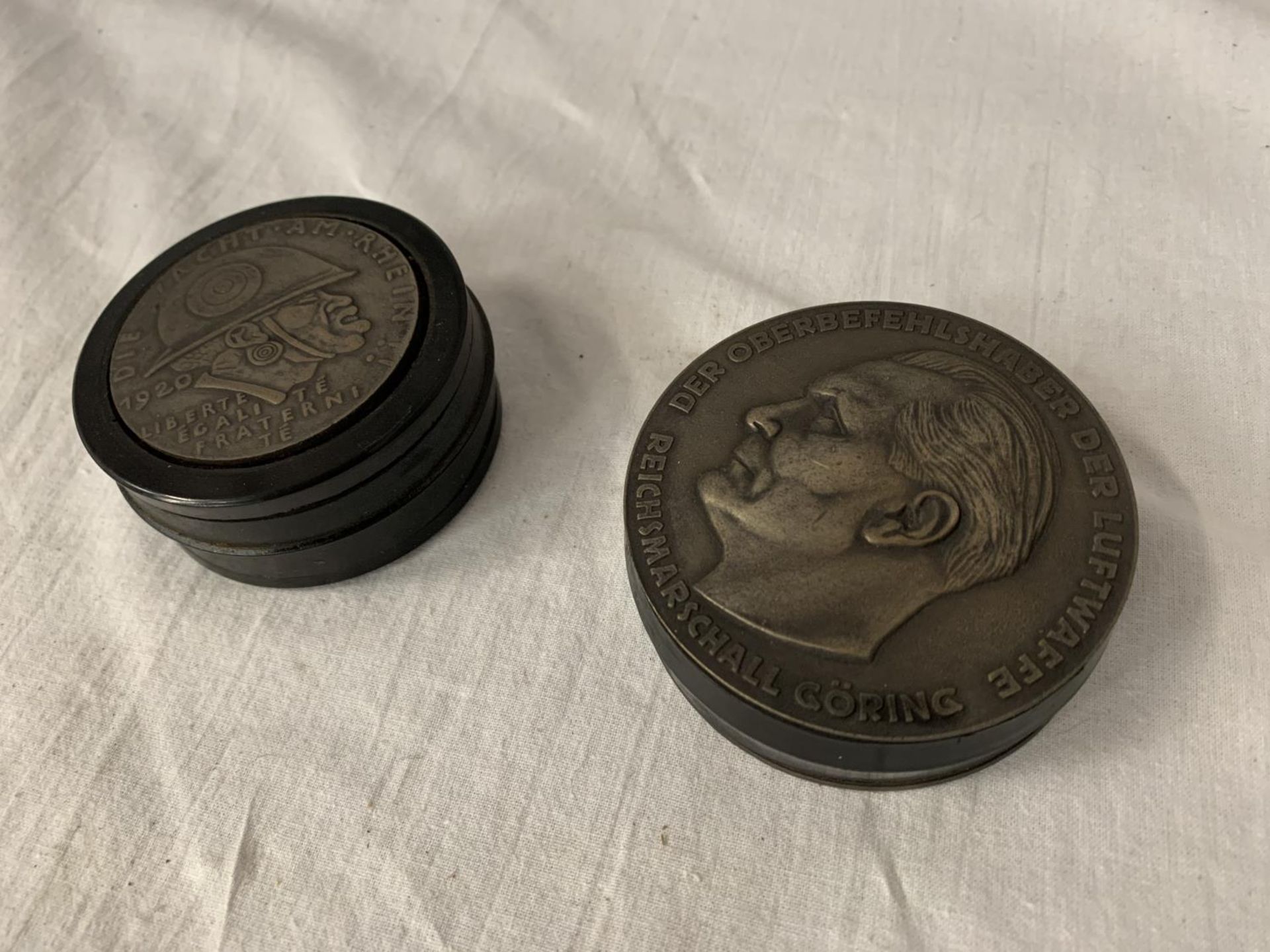 A PAIR OF SNUFF BOXES WITH GERMAN DECORATION