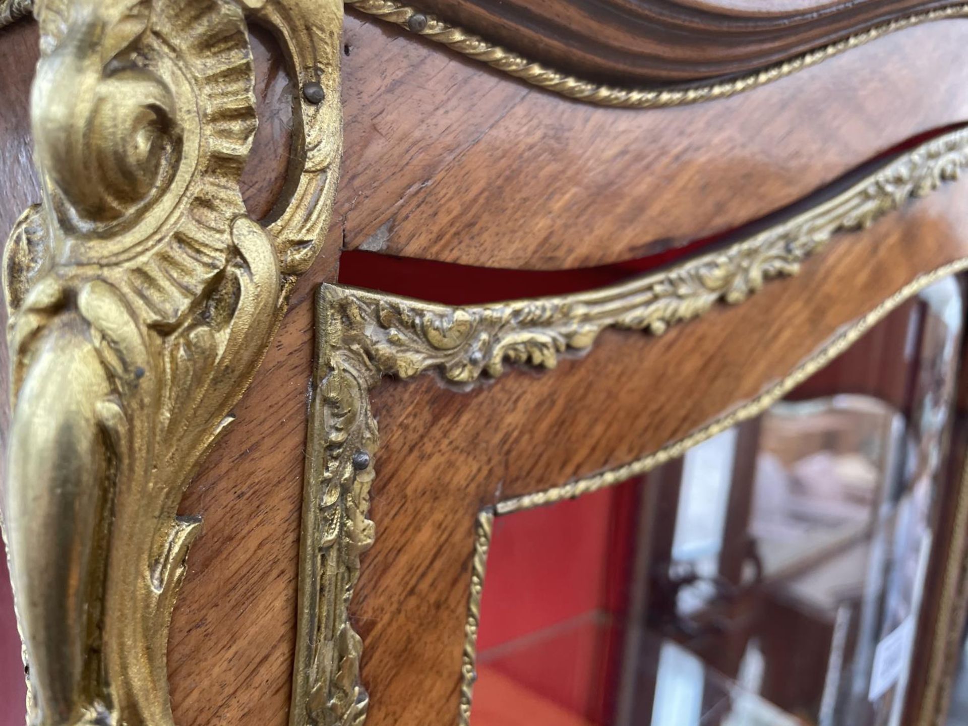 A LOUIS XVI STYLE WALNUT BOWFRONTED DISPLAY CABINET WITH PAINTED PANELS AND APPLIED GILT METAL - Image 3 of 8