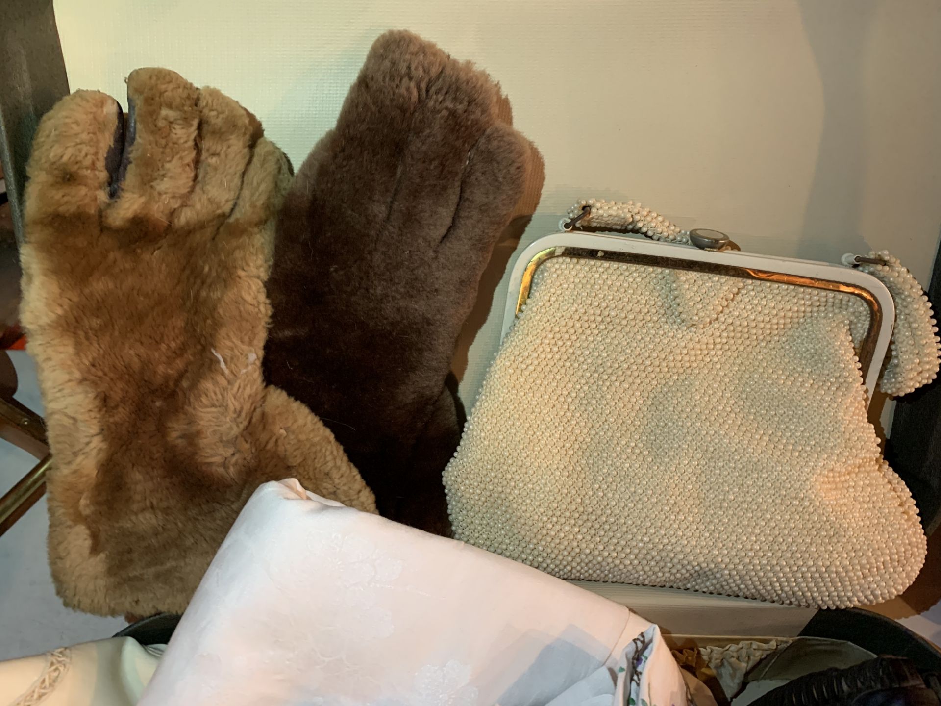 A VINTAGE SUITCASE CONTAINING LINEN, FUR MITTENS AND TWO VINTAGE HAND BAGS, ONE MADE IN BRITISH HONG - Image 3 of 3