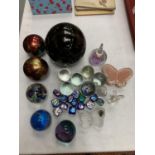 A SELECTION OF GLASS ITEMS TO INCLUDE PAPER WEIGHTS, TRINKET BOX ETC