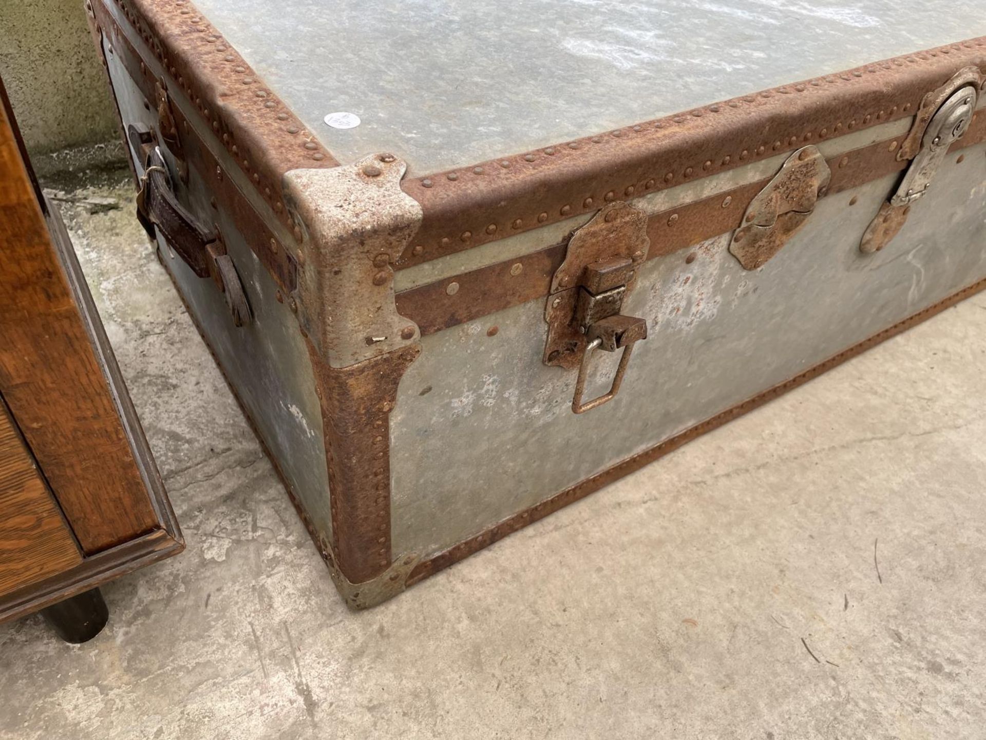 A SUBSTANTIAL GALVANISED METAL TRAVELLING TRUNK, 40X21" - Image 3 of 4