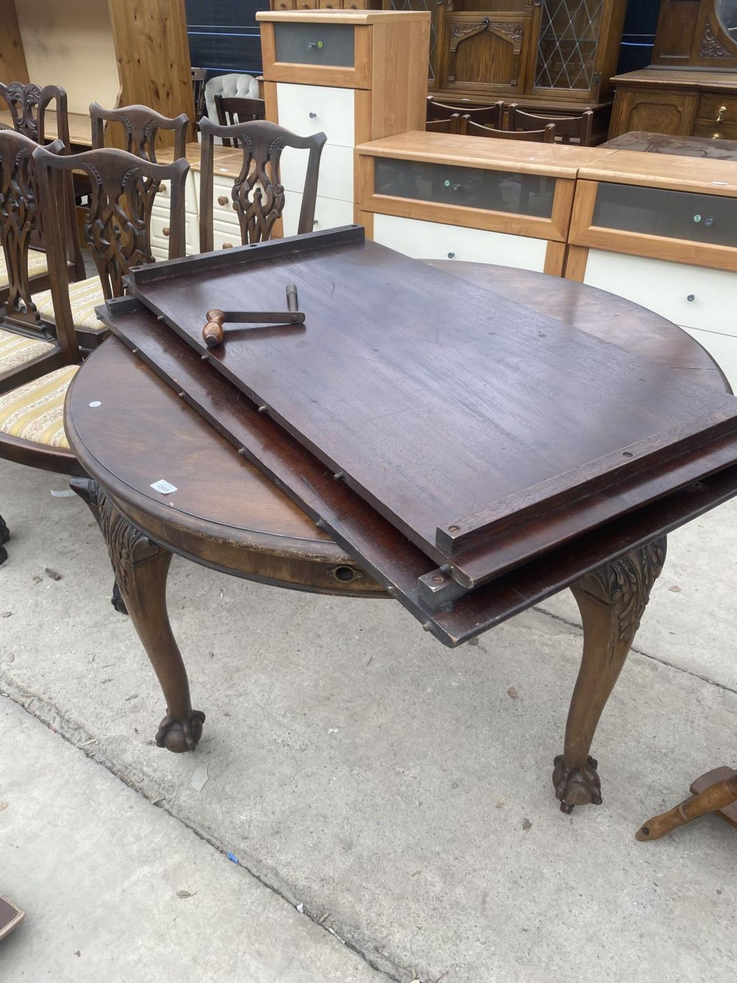 A VICTORIAN WIND OUT DINING TABLE 47 INCHES DIAMETER ON CABRIOLE LEGS WITH BALL AND CLAW FEET (TWO