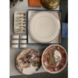 A SELECTION OF CERAMICS TO INCLUDE A ROYAL WORCESTER CAKE PLATE, A BOX OF ROYAL DOULTON NAPKIN RINGS