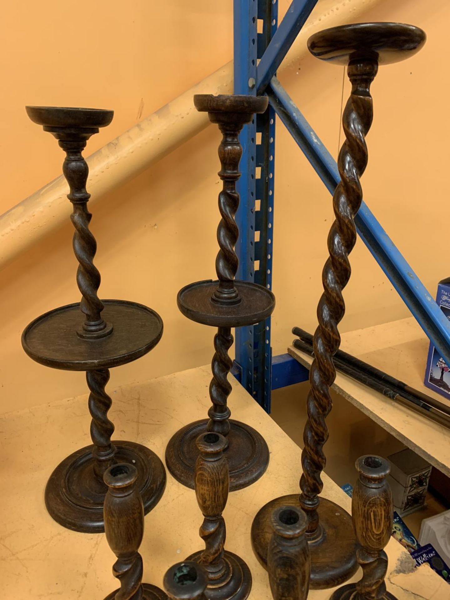 A SELECTION OF ELEVEN WOODEN CANDLESTICKS OF VARIOUS SIZES THE TALLEST BEING 68CM HIGH AND THE - Image 3 of 3