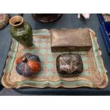 A VINTAGE HAND PAINTED TRAY TO ALSO INCLUDE A BRASS CIGARETTE BOX, TWO TRINKET BOXES AND A SMALL