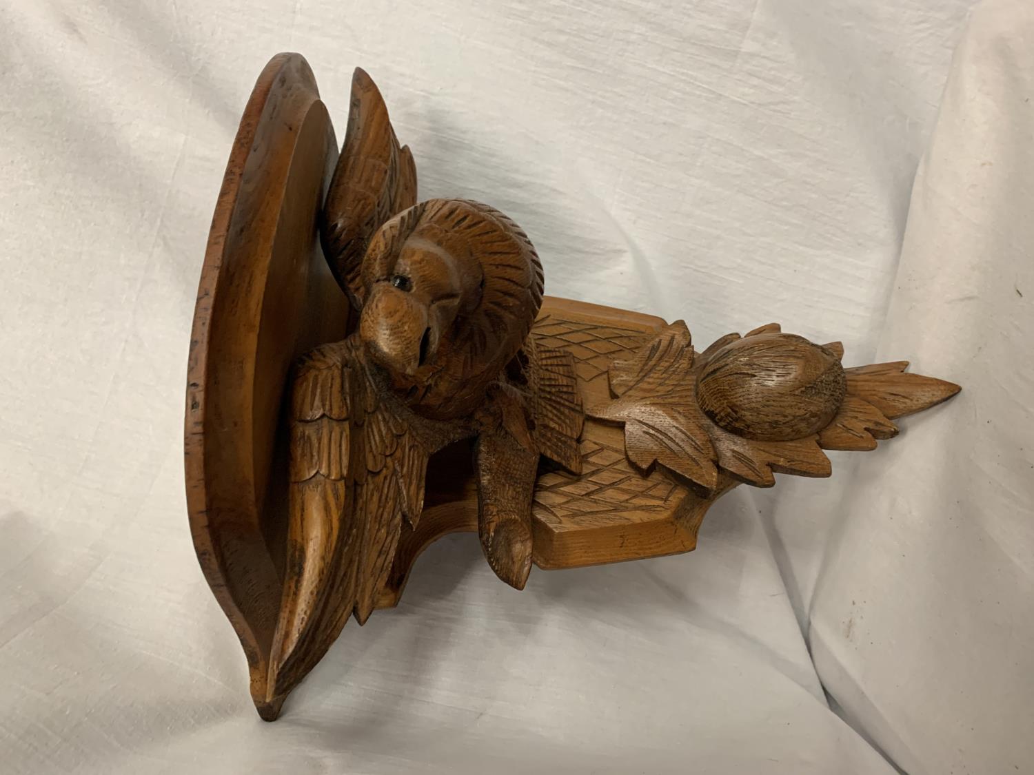 A CARVED WOODEN WALL SCONCE DEPICTING AN EAGLE AND A THISTLE 30.5CM X 35CM - Image 2 of 5