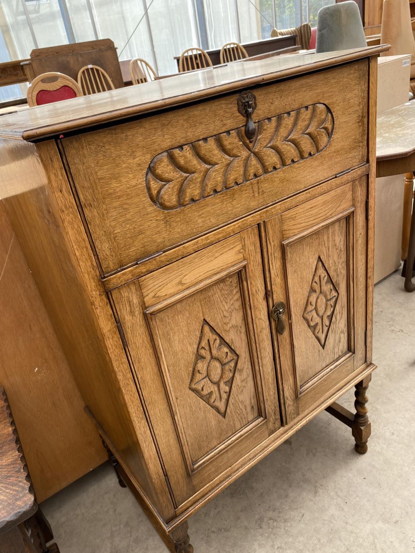 AN EARLY 20TH CENTURY TWO DOOR CABINET ON BARLEY TWIST LEGS - Image 2 of 5