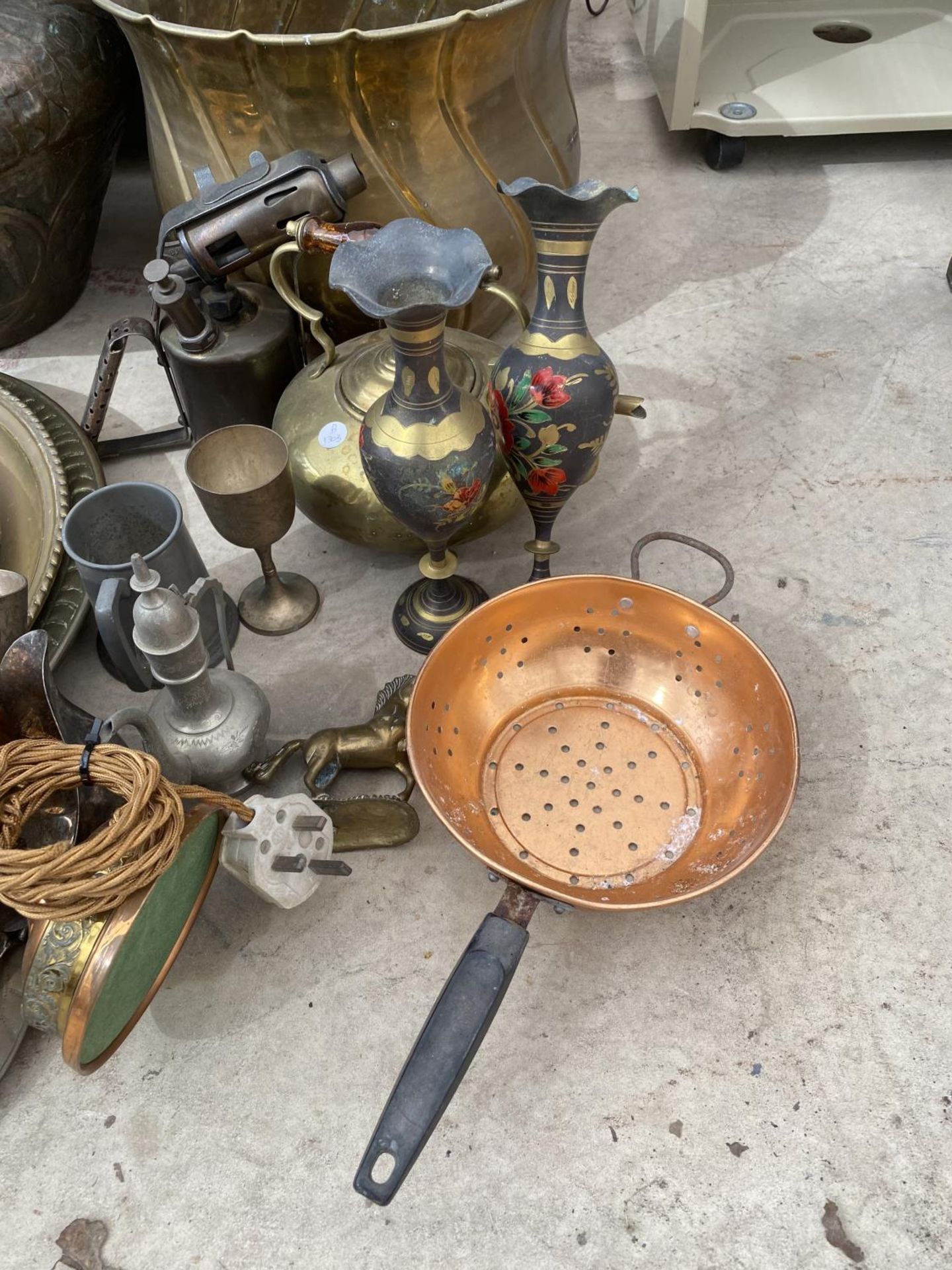 A LARGE QUANTITY OF BRASS WARE TO INCLUDE CHARGERS, AN OIL LAMP AND PLANTERS ETC - Image 3 of 4