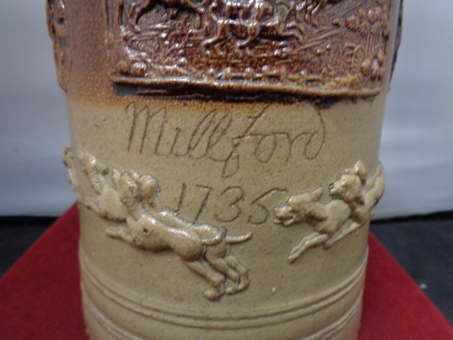 A VERY LARGE LAMBETH WARE TANKARD INSCRIBED MILLFORD 1735 WITH A WHITE METAL PROBABLY SILVER RIM - Bild 3 aus 5