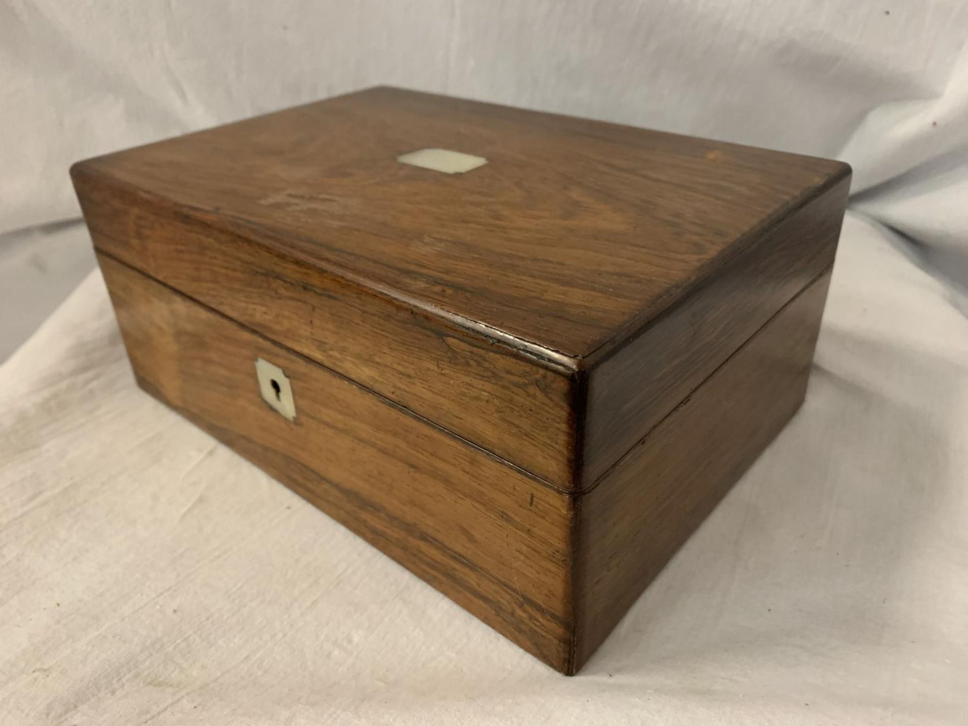 A VINTAGE MAHOGANY BOX WITH MOTHER OF PEARL INLAID STAMP 1705CM X 14.5CM X 24.5CM - Image 2 of 3