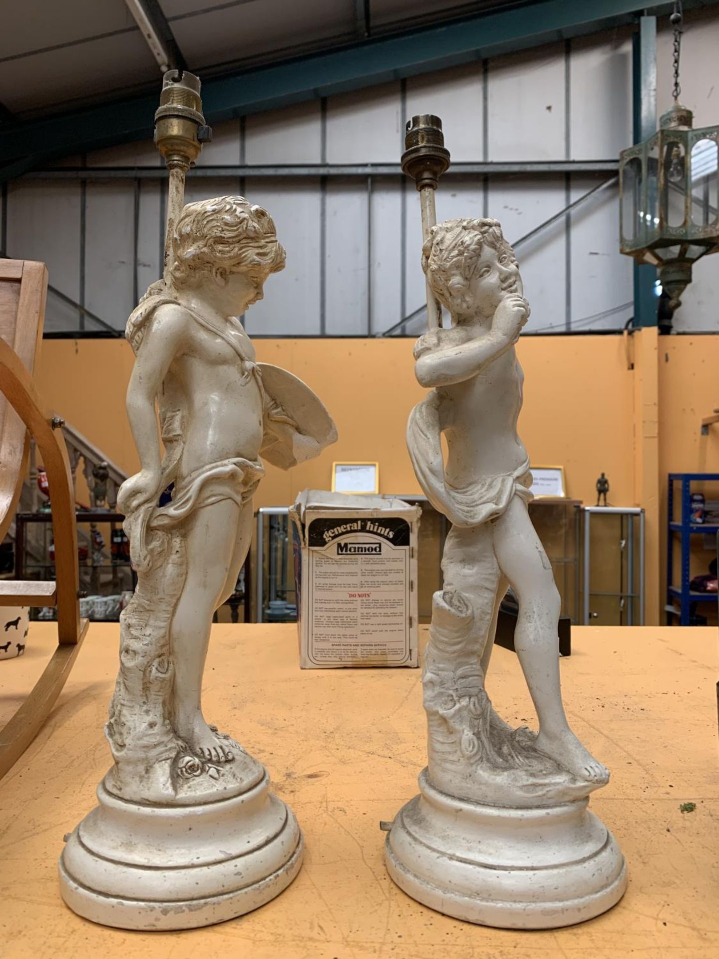 A PAIR OF VINTAGE PLASTER LAMP BASES IN THE FORM OF CHERUBS (A/F) - Image 2 of 4