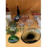 AN ASSORTMENT OF DECORATIVE GLASSWARE TO INCLUDE VASES AND DISHES