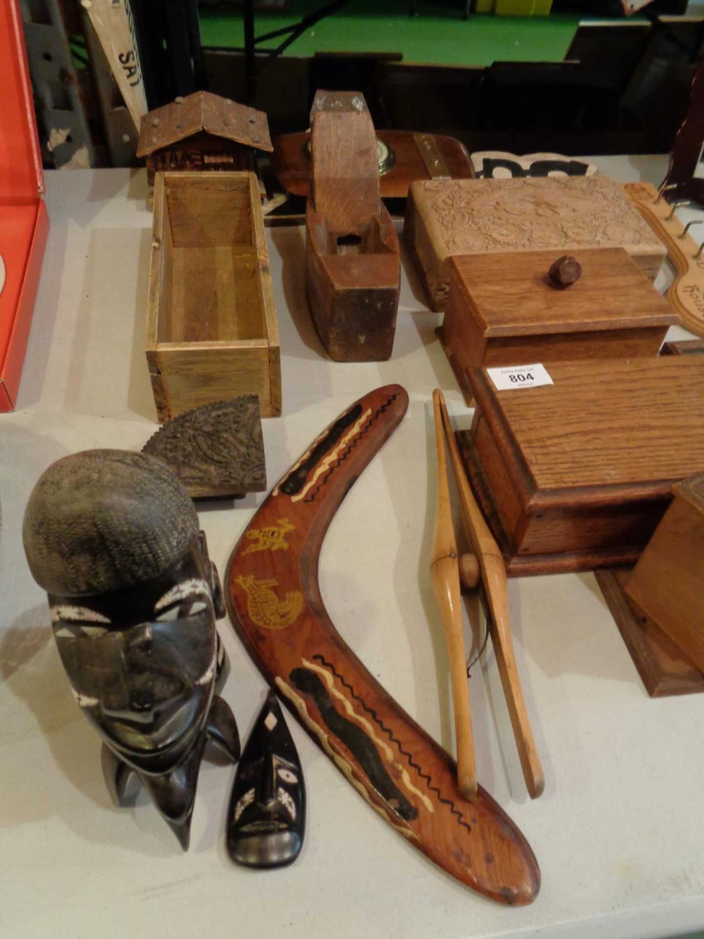 A LARGE QUANTITY OF TREEN TO INCLUDE THFREE LIDDED BOXES, A BOOMERANG, EIGHT SMALL WOODEN FRAMES ETC - Image 2 of 5
