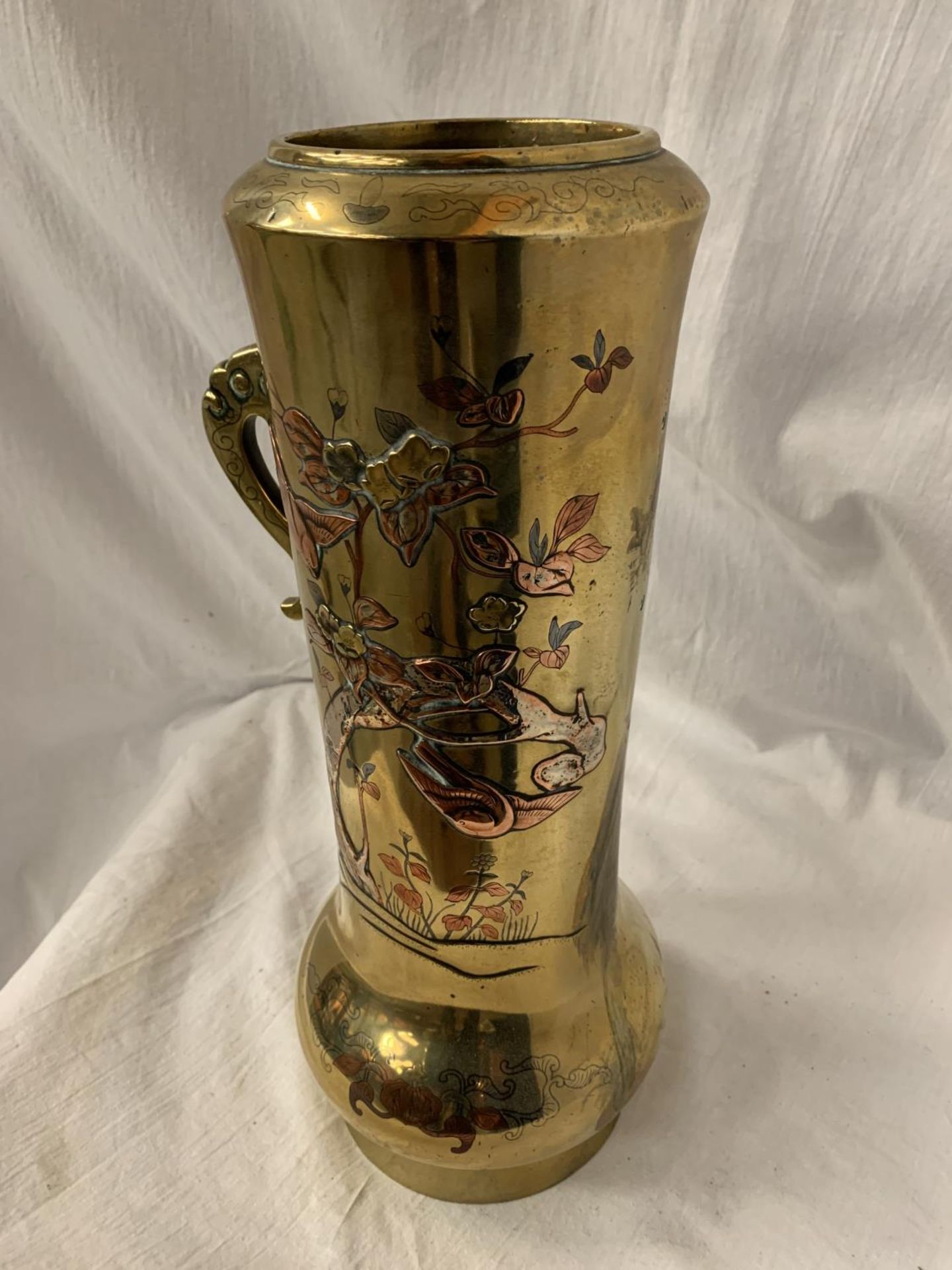 A DECORATIVE BRASS VESSEL WITH EMBOSSED COPPER AVIAN DESIGN H: 36CM - Image 2 of 4