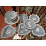 SEVEN CERAMIC ITEMS TO INCLUDE WEDGEWOOD JASPER PIN DISHES ETC