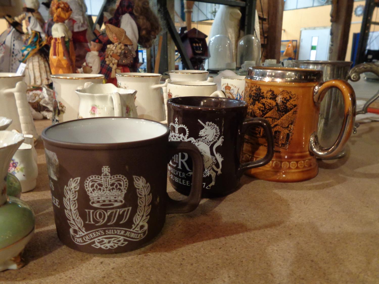 A QUANTITY OF COMMEMORATIVE CUPS TO INCLUDE TWO TANKARDS - Bild 6 aus 6