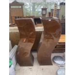 A PAIR OF TALL AND DECORATIVE CURVED PLASTIC GARDEN PLANTERS (H:120CM)