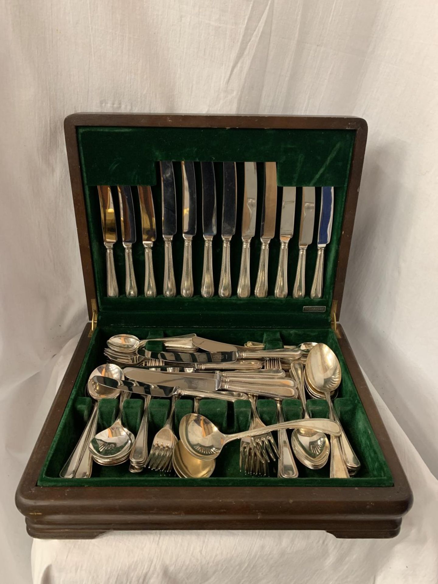 A WOODEN CANTEEN OF SIX PLACE SETTING GEORGE BUTLER, SHEFFIELD 'NON STAIN' FLATWARE