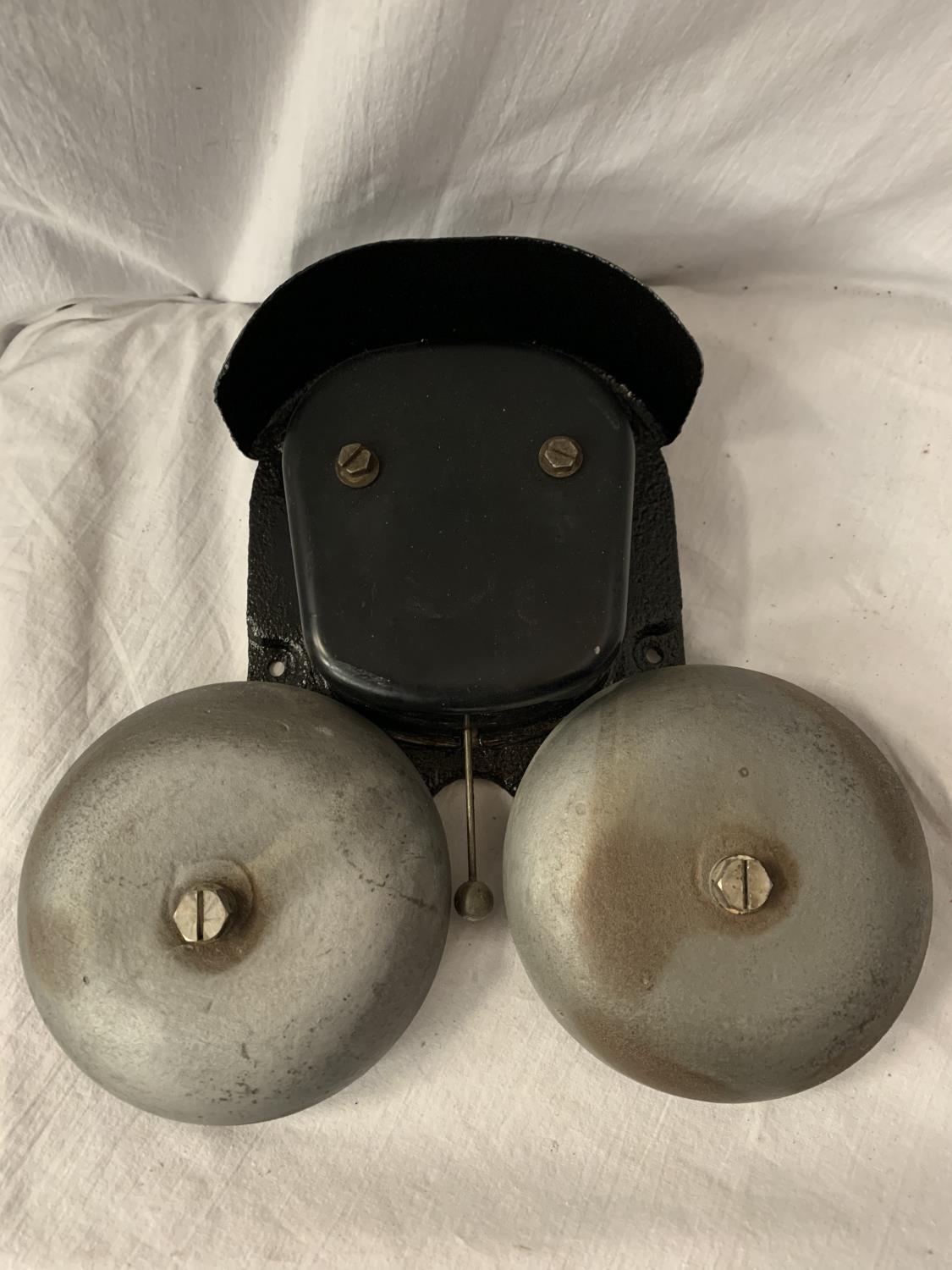 A VINTAGE INDUSTRIAL ELECTRIC ALARM BELL